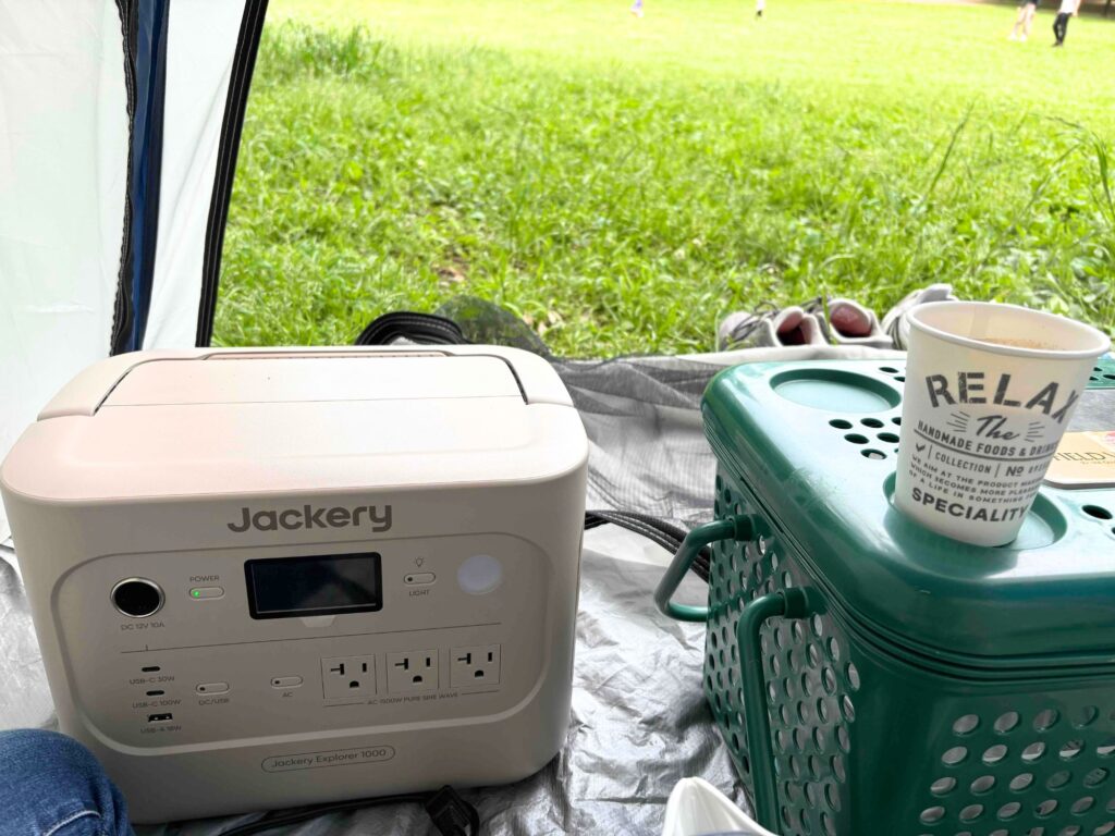 公園でジャクリポータブル電源を使用している