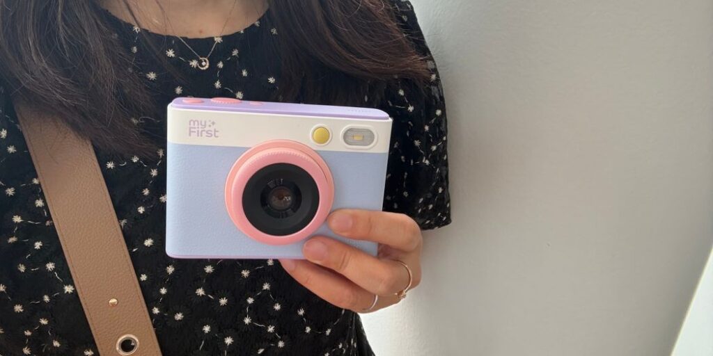 instaLuxを手に持っている写真