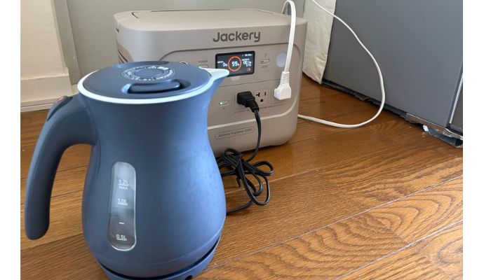 電気ケトルとポータブル電源を繋いでいる写真
